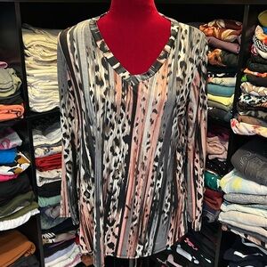 #286. 🪷HEIMISH USA Black and White Graphic 3/4 Sleeve Blouse small